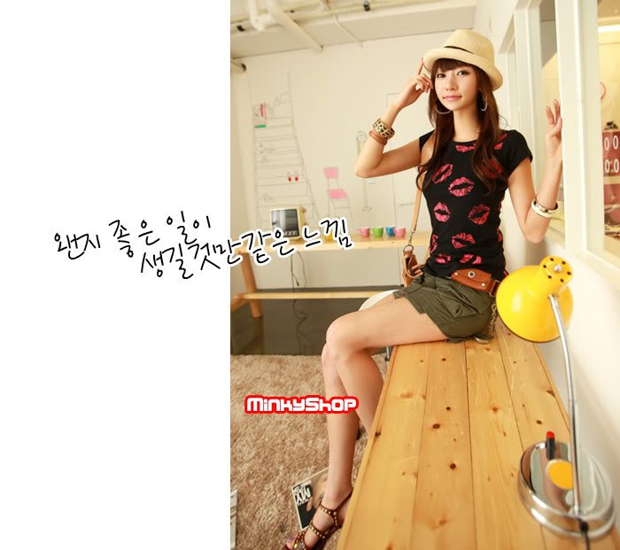 Kiss ME! Lips Korean T-shirt